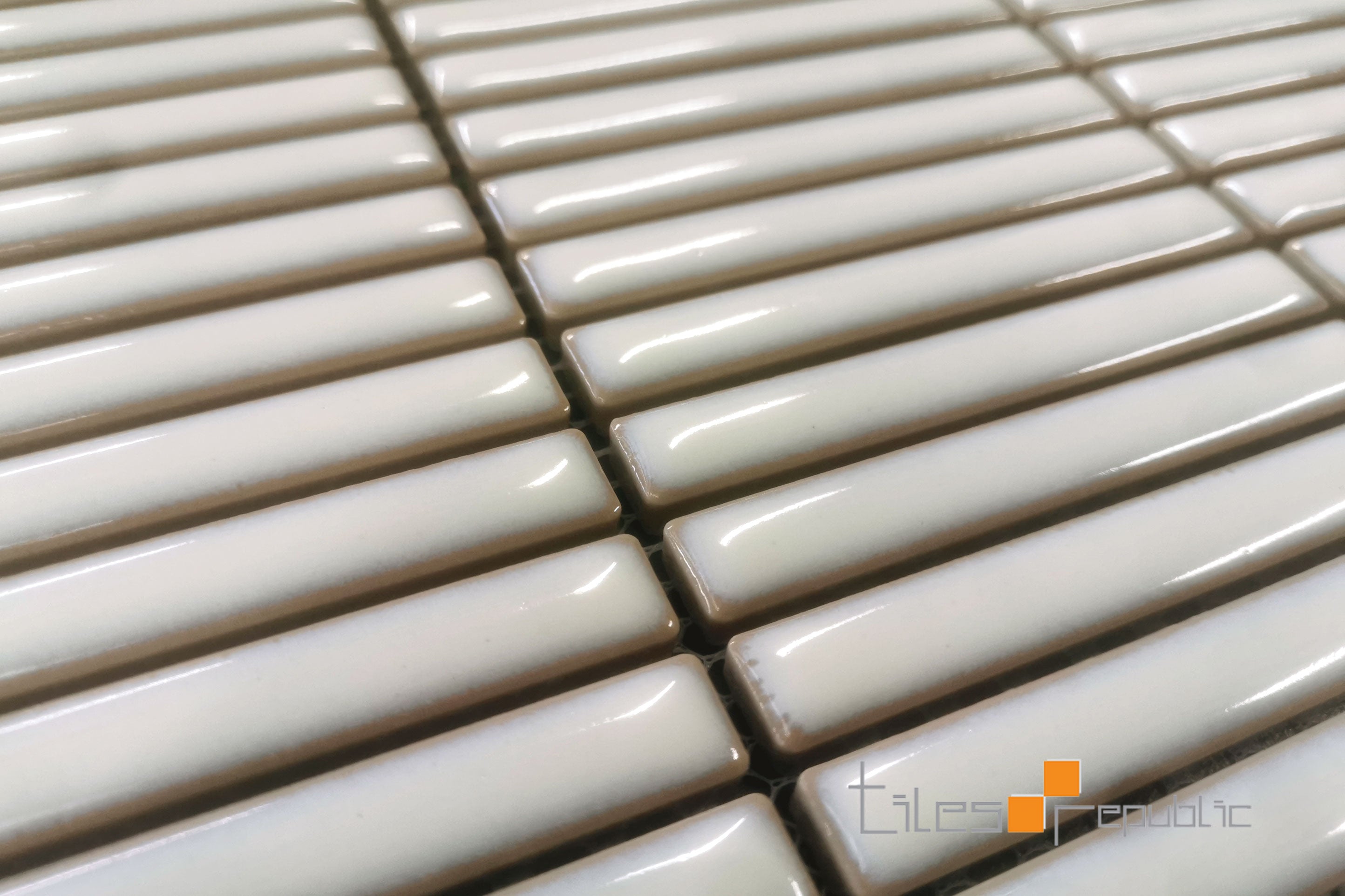 Yubi Snow White Gloss Kit Kat Mosaic Tile 284x296