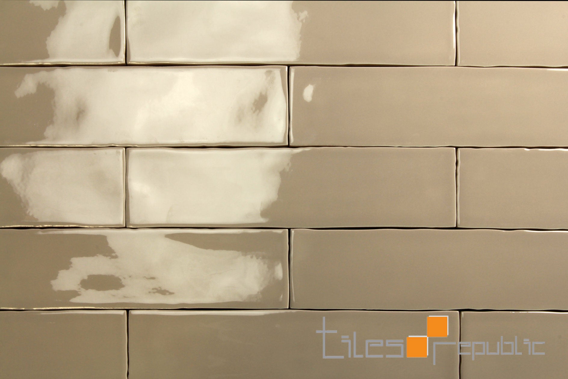 Mano Latte Gloss Handmade-Look 75x300 Subway Wall