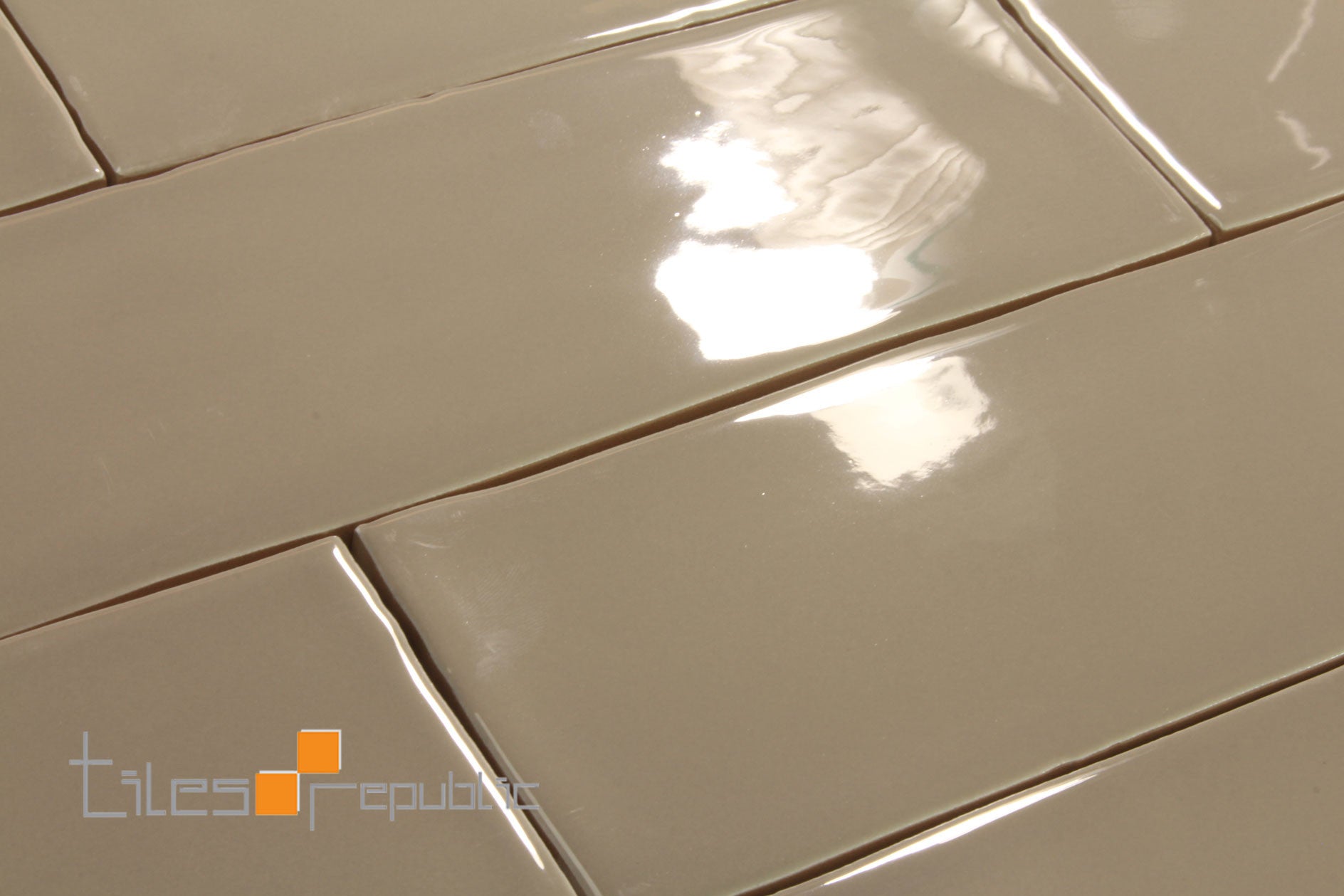 Mano Latte Gloss Handmade-Look 75x300 Subway Wall