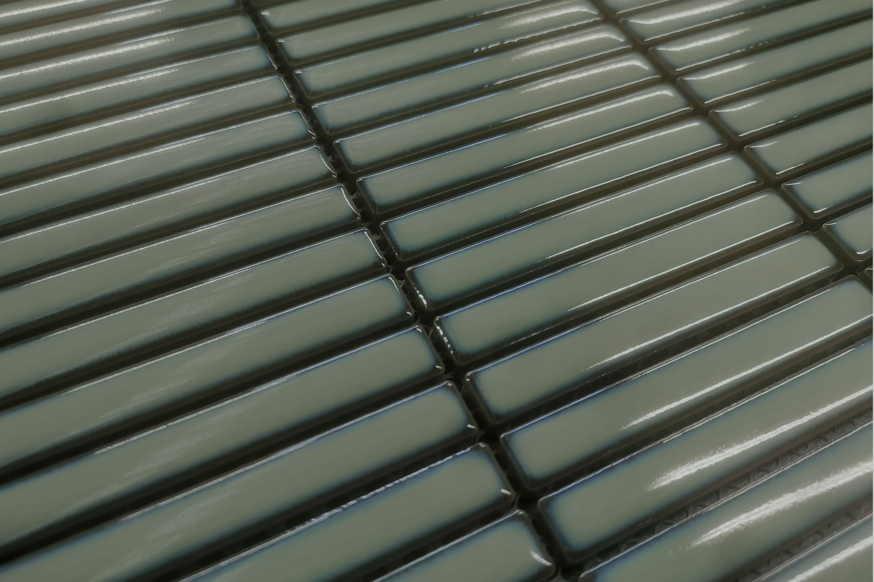 Yubi Emerald Green Gloss Kit Kat Mosaic Tile 284x296